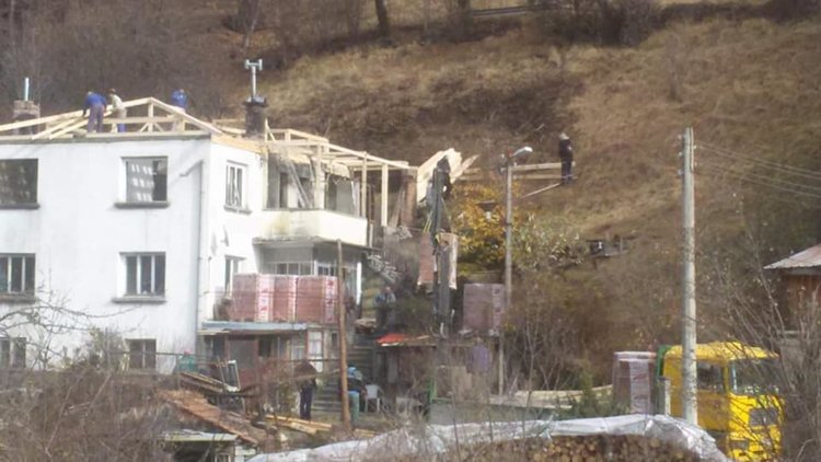 Над 4 хил.лв., керемиди, дървен материал и покъщнина дариха за семейството от Момчиловци, чийто дом изгоря преди седмица