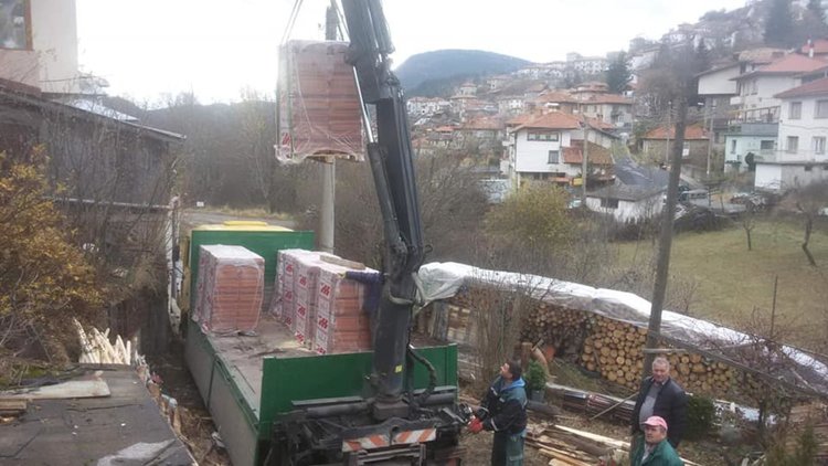 Над 4 хил.лв., керемиди, дървен материал и покъщнина дариха за семейството от Момчиловци, чийто дом изгоря преди седмица