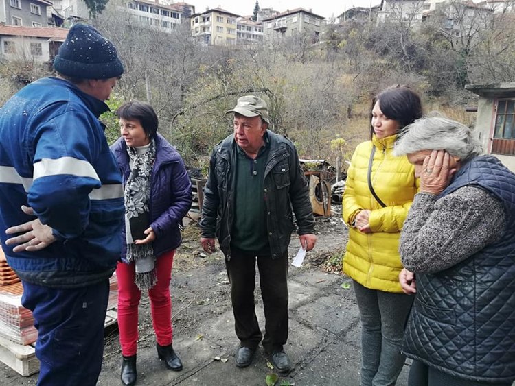 Над 4 хил.лв., керемиди, дървен материал и покъщнина дариха за семейството от Момчиловци, чийто дом изгоря преди седмица