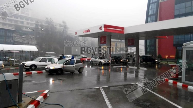 Блокираха бензиностанция, над 100 коли във втория ден от протеста в Смолян
