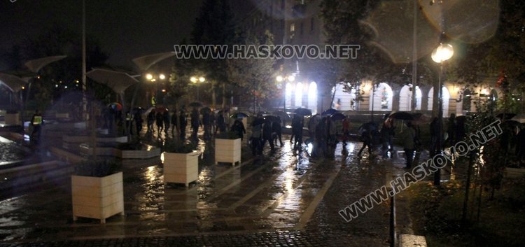 Димитровградчани протестираха – въпреки дъжда блокираха два булеварда