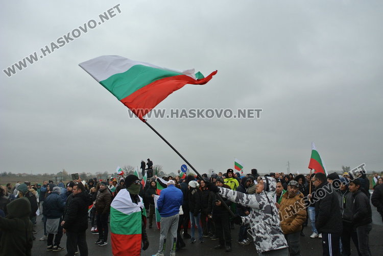 Полицията свали щитовете пред протеста на блокираната АМ „Марица“