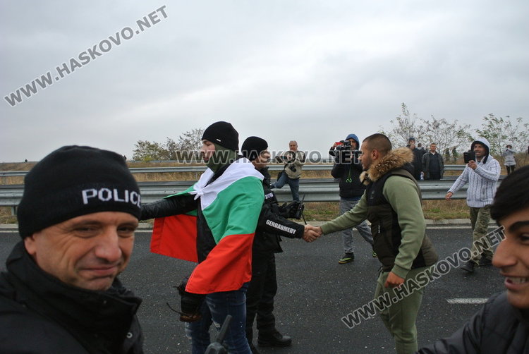 Полицията свали щитовете пред протеста на блокираната АМ „Марица“