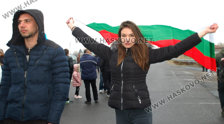 Полицията свали щитовете пред протеста на блокираната АМ „Марица“