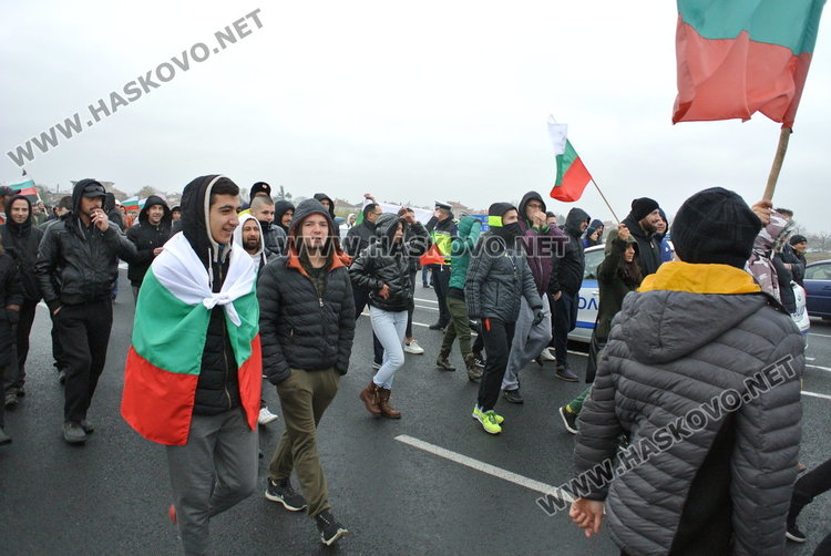 Полицията свали щитовете пред протеста на блокираната АМ „Марица“