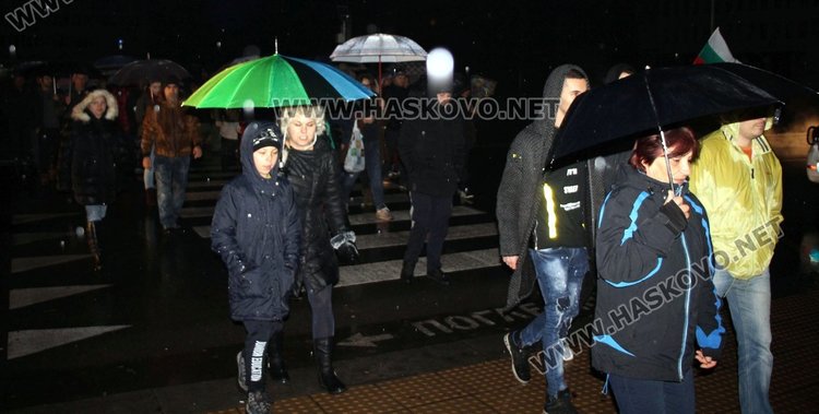 Димитровградчани протестираха – въпреки дъжда блокираха два булеварда