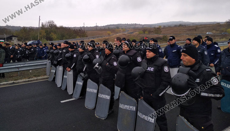 Полицията свали щитовете пред протеста на блокираната АМ „Марица“