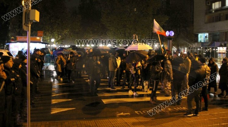 Димитровградчани протестираха – въпреки дъжда блокираха два булеварда