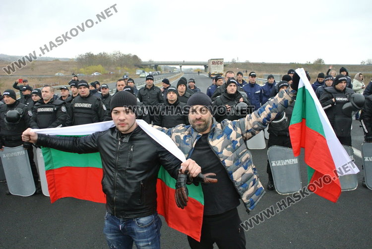 Полицията свали щитовете пред протеста на блокираната АМ „Марица“