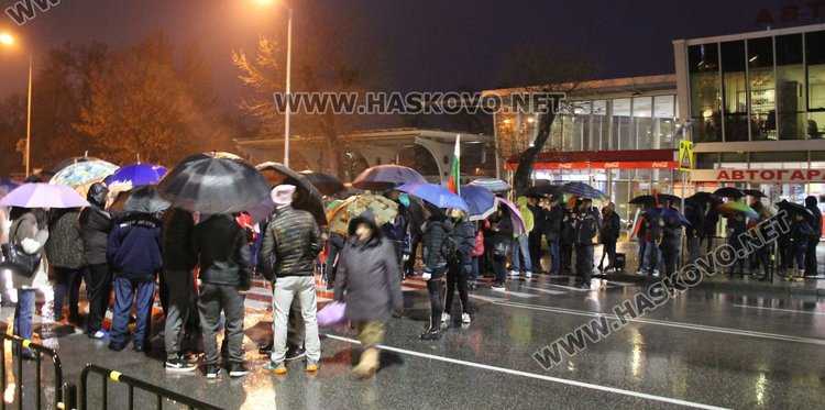 Димитровградчани протестираха – въпреки дъжда блокираха два булеварда