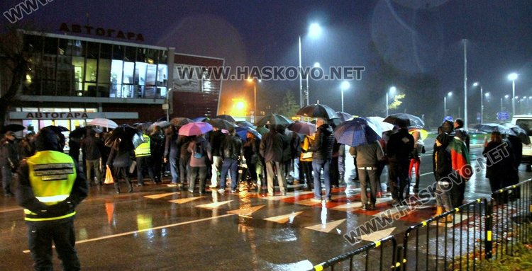 Димитровградчани протестираха – въпреки дъжда блокираха два булеварда