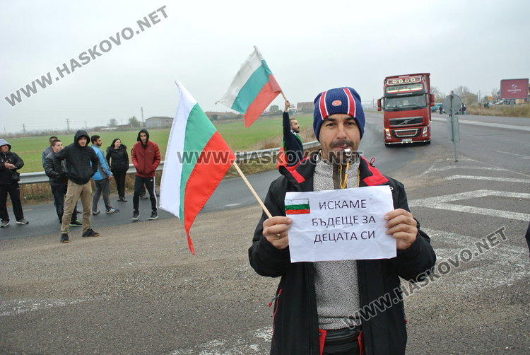 Полицията свали щитовете пред протеста на блокираната АМ „Марица“