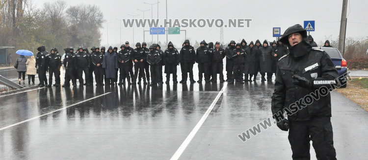 Полицейски кордон спря протестното автошествие на разклона за Крепост