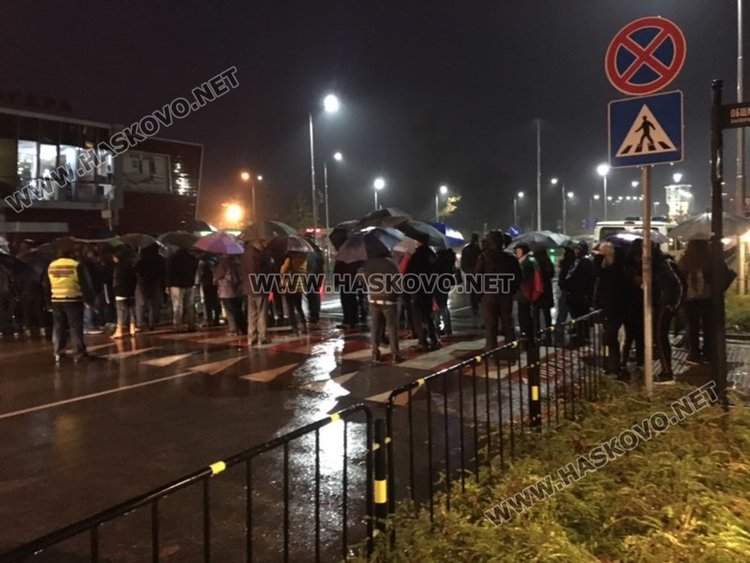 Димитровградчани протестираха – въпреки дъжда блокираха два булеварда