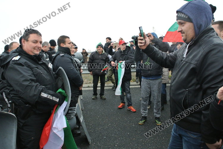 Полицията свали щитовете пред протеста на блокираната АМ „Марица“