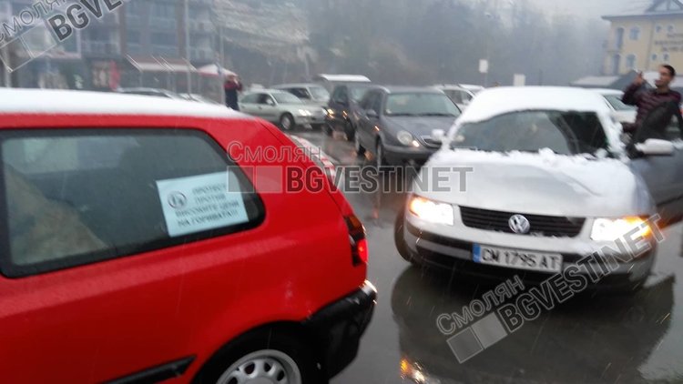 Блокираха бензиностанция, над 100 коли във втория ден от протеста в Смолян