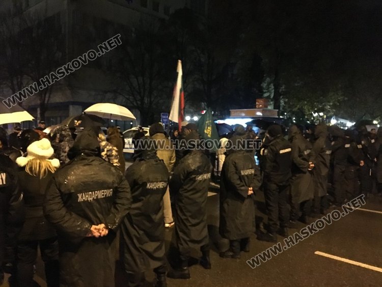 Димитровградчани протестираха – въпреки дъжда блокираха два булеварда