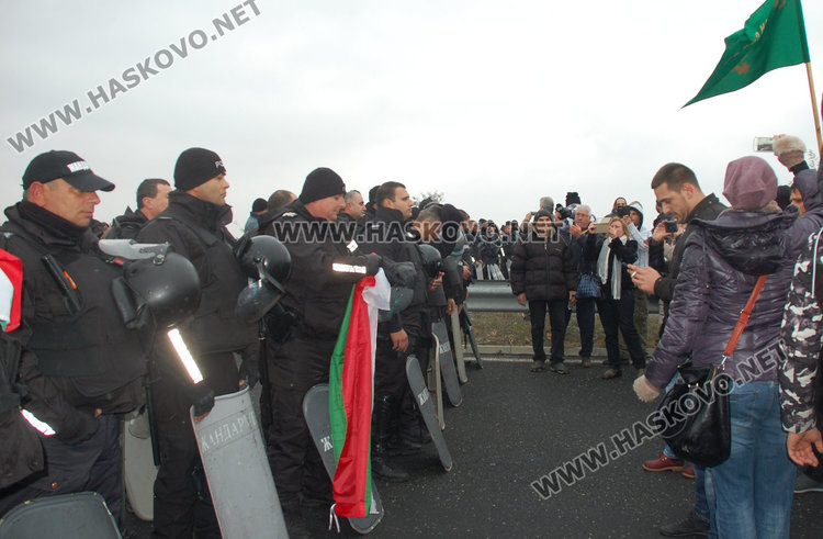Полицията свали щитовете пред протеста на блокираната АМ „Марица“