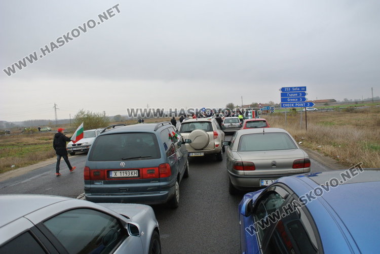 Полицията свали щитовете пред протеста на блокираната АМ „Марица“