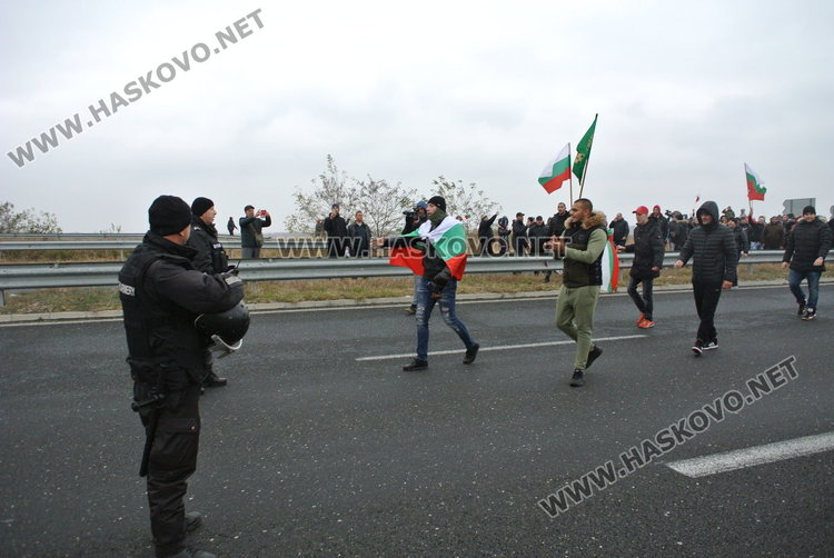 Полицията свали щитовете пред протеста на блокираната АМ „Марица“