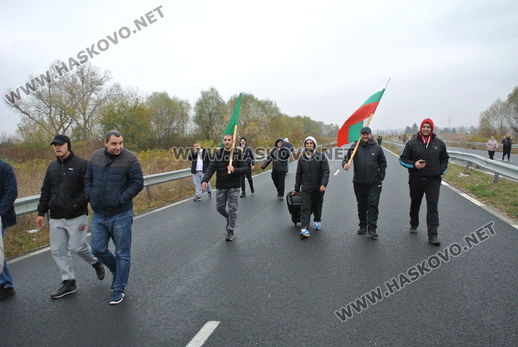 Полицията свали щитовете пред протеста на блокираната АМ „Марица“