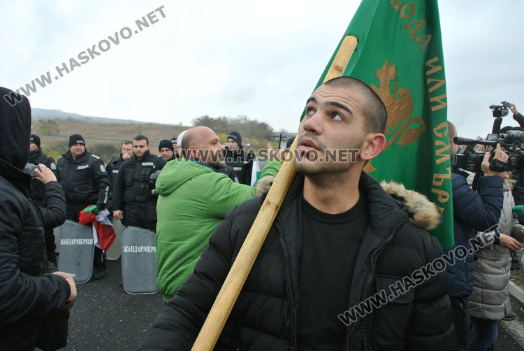 Полицията свали щитовете пред протеста на блокираната АМ „Марица“