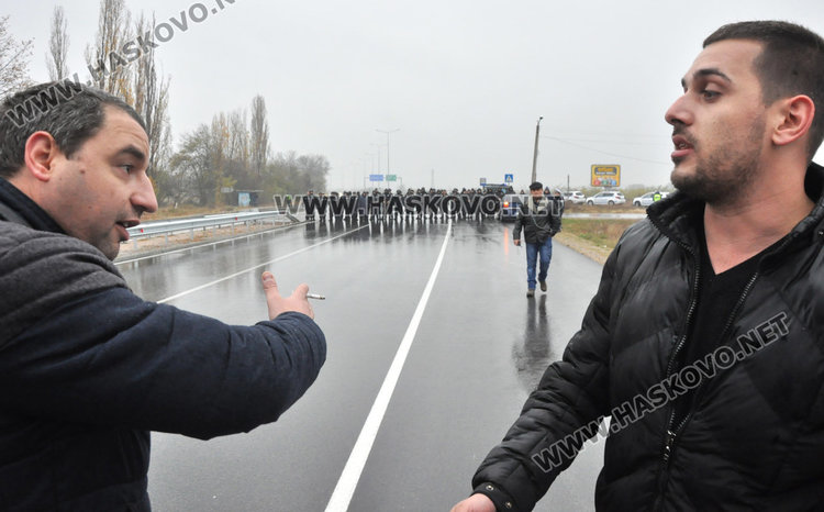 Полицейски кордон спря протестното автошествие на разклона за Крепост