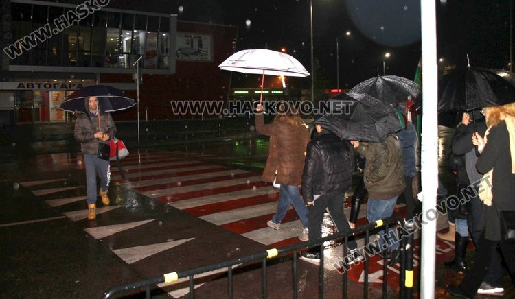 Димитровградчани протестираха – въпреки дъжда блокираха два булеварда