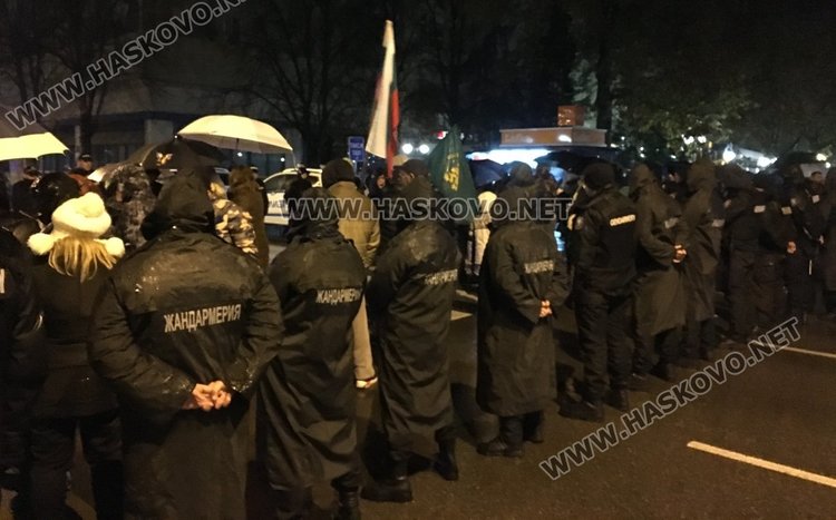 Димитровградчани протестираха – въпреки дъжда блокираха два булеварда