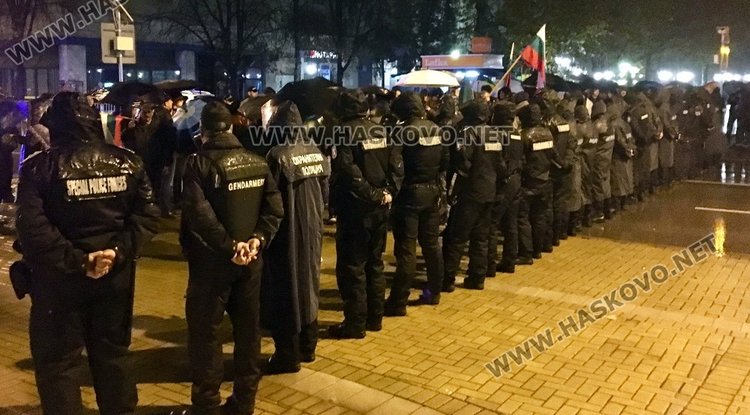 Димитровградчани протестираха – въпреки дъжда блокираха два булеварда