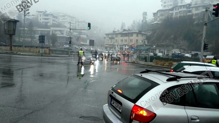 Блокираха бензиностанция, над 100 коли във втория ден от протеста в Смолян