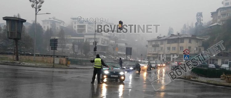 Блокираха бензиностанция, над 100 коли във втория ден от протеста в Смолян