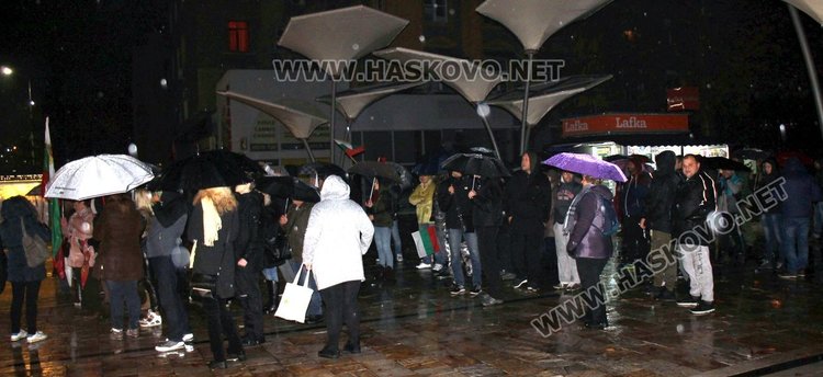 Димитровградчани протестираха – въпреки дъжда блокираха два булеварда