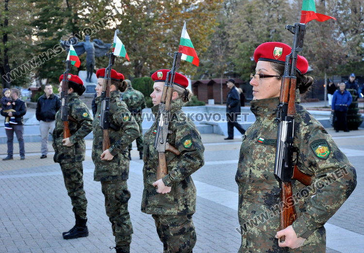 Армията отбеляза празника на сухопътните войски със спектакъл с оръжие