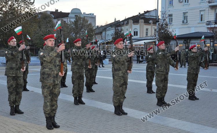 Армията отбеляза празника на сухопътните войски със спектакъл с оръжие