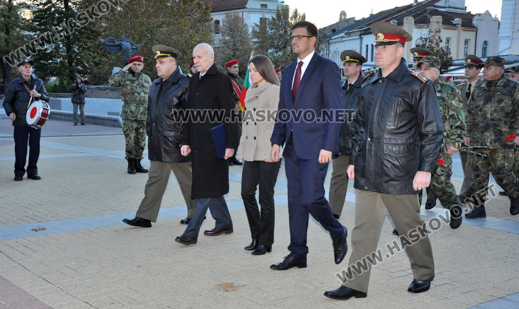 Армията отбеляза празника на сухопътните войски със спектакъл с оръжие