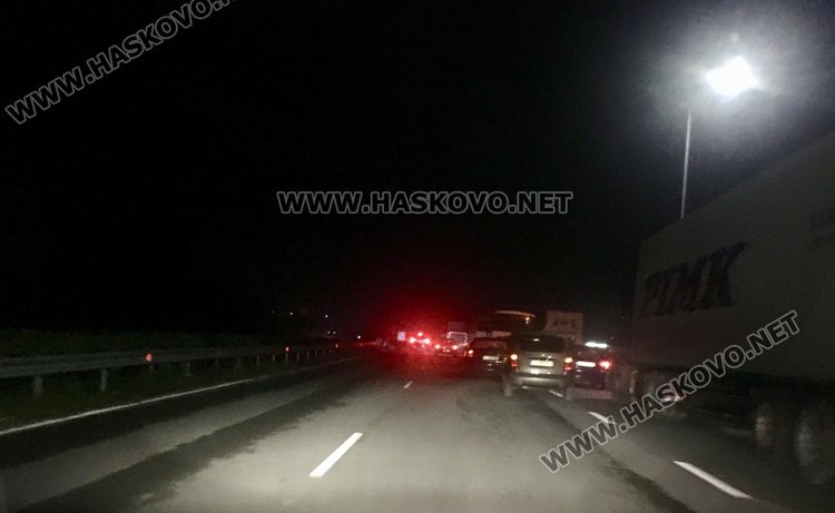 Колона от автомобили на изхода на Димитровград