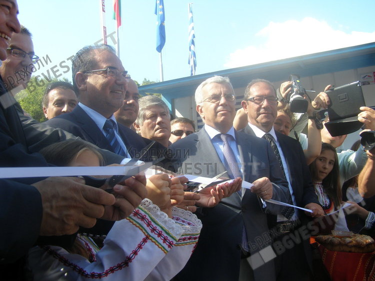 Рязането на лентата