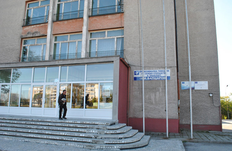 Университетски преподаватели влизат в час в 3 професионални гимназии в Хасково и Димитровград