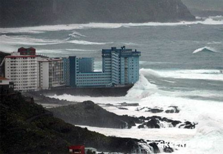 Гигантски вълни рушат балкони на Тенерифе (видео)