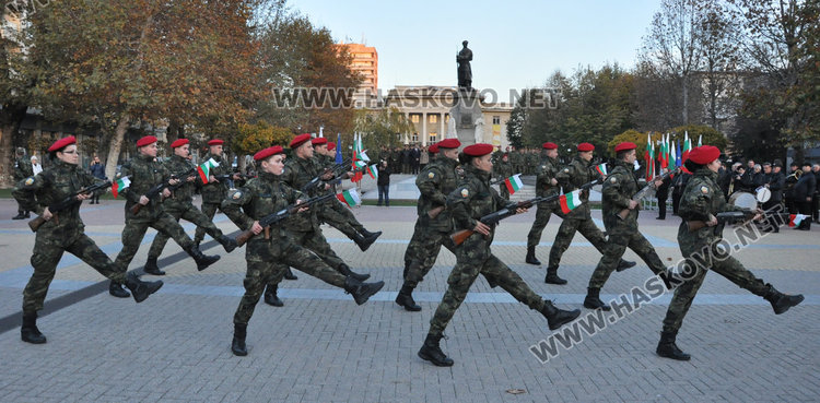 Армията отбеляза празника на сухопътните войски със спектакъл с оръжие