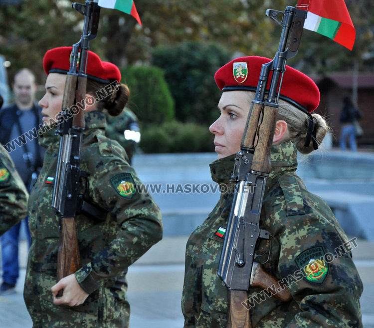 Армията отбеляза празника на сухопътните войски със спектакъл с оръжие