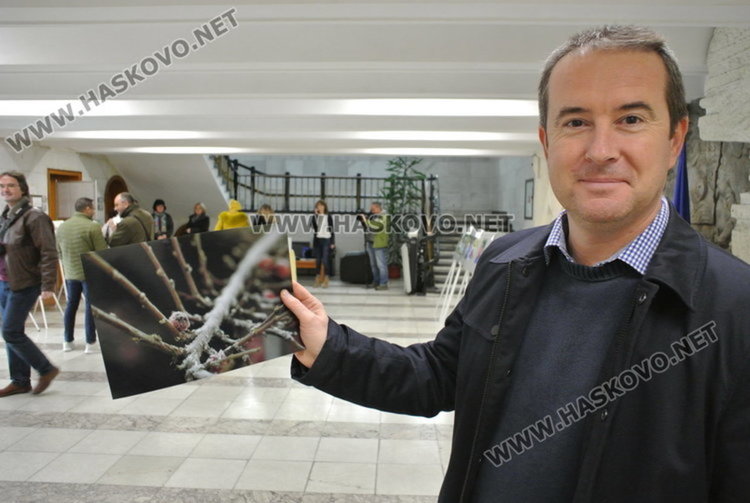 1090 лв. по сметката на Борил от разпродажбата на фотоси