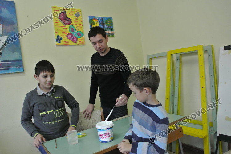 Даниел Русев подреди непоказвани досега платна  от акварел до пастел в Младежкия 