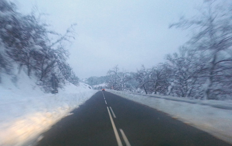 АПИ: 700 машини обработваха настилките през нощта, всички републикански пътища са проходими