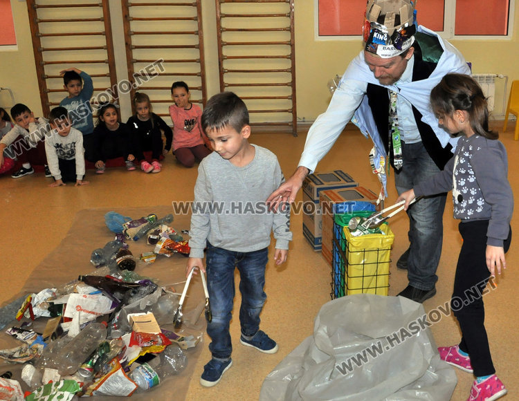 Барон Боклук учи деца от забавачка да събират разделно отпадъци