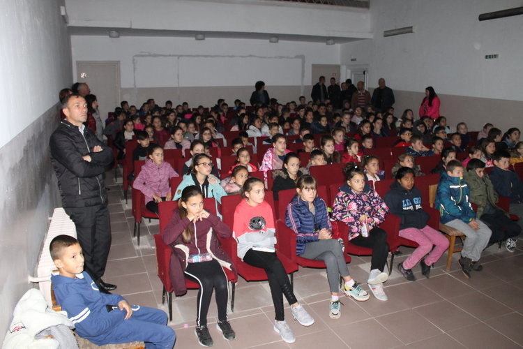 Клуб "Добродетели" в Бенковски с "Холокост-това не се случи в България"