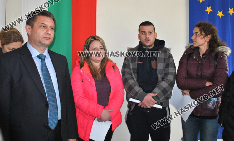 Стефка Алексиева (вдясно)