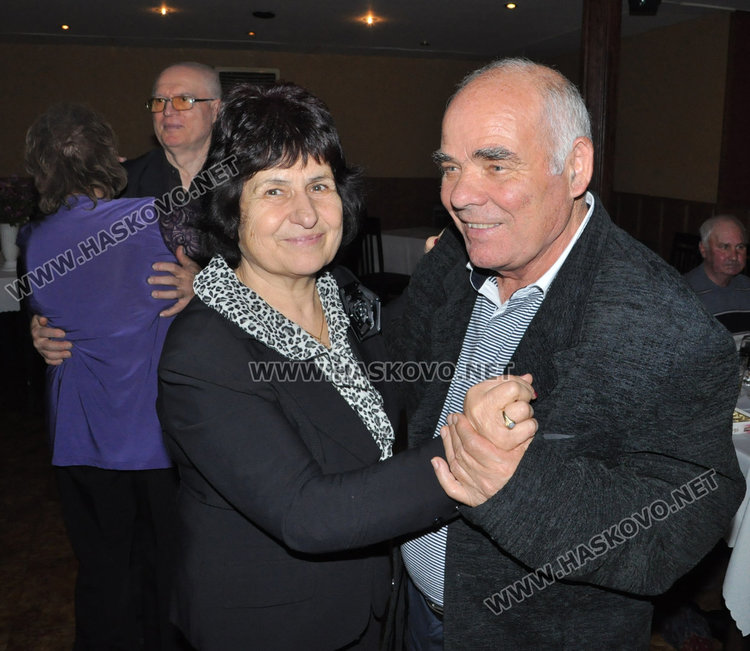 Вдигнаха 27 златни сватби в Харманли в един ден