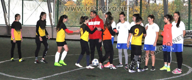 Футболистките на ПМГ в Димитровград шампионки в ученически турнир
